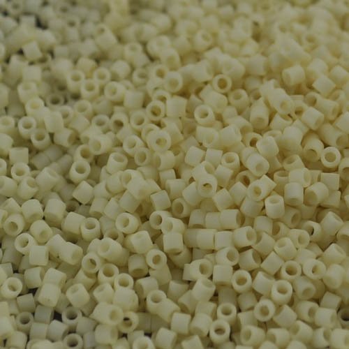 Delica 15/0 Beads - db15-0352 - Cream Opaque Matte Glazed Luster 5.2g